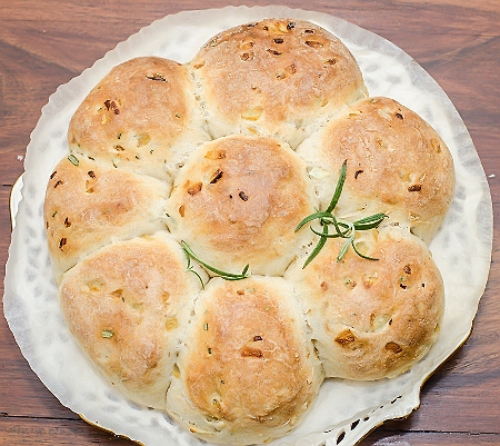 If you can resist, wait for the bread to cool down before devouring